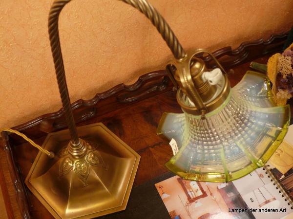 Tischleuchte mit außergewöhnlichem Fuß in Sechseckform, gedrehtes Messingrohr als Leuchtenarm, originale Drehschalterfassung, Klarglasschirm grüner Rand, Detail korbförmiger Glashalter