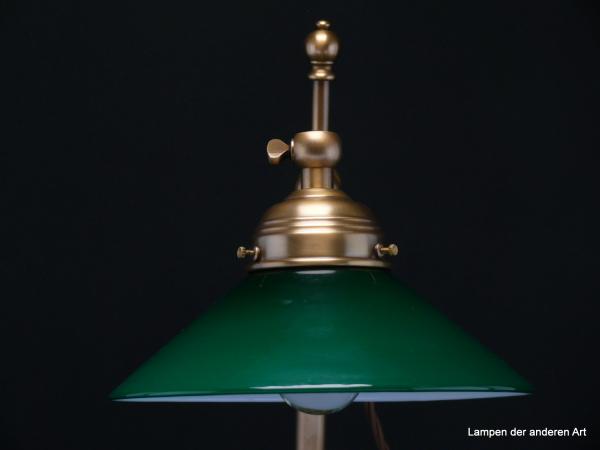 Tischleuchte aus Messing mit großem Messingfuss. Höhe verstellbar von 41-52cm.Durchmesser Fuss 20cm. Komplett restauriert.Mit flaschengrünem Schirm.Detail Schirm von vorn
