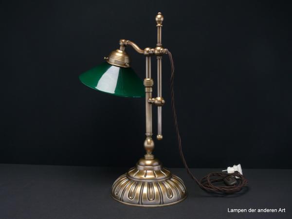 Tischleuchte aus Messing mit großem Messingfuss. Höhe verstellbar von 41-52cm.Durchmesser Fuss 20cm. Komplett restauriert.Mit flaschengrünem Schirm. Detail von hinten.