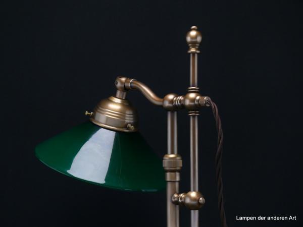 Tischleuchte aus Messing mit großem Messingfuss. Höhe verstellbar von 41-52cm.Durchmesser Fuss 20cm. Komplett restauriert.Mit flaschengrünem Schirm. Detail Schirm schräg von hinten.