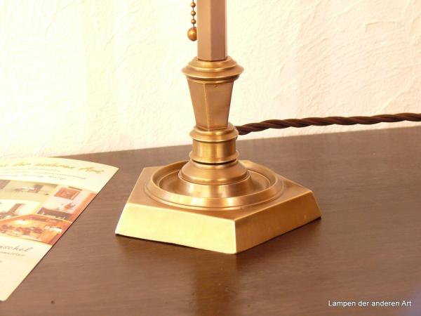 restaurierte Art Deco Tischleuchte aus patinierten Messing,5eckiger Fuss,korbförmiger Schirmhalter mit  prismenförmigen Schirm,Detail Fuss