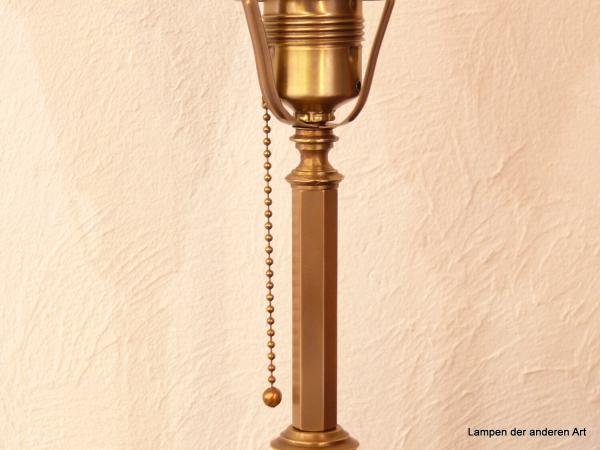 restaurierte Art Deco Tischleuchte aus patinierten Messing,5eckiger Fuss,korbförmiger Schirmhalter mit  prismenförmigen Schirm, Detail Fassung