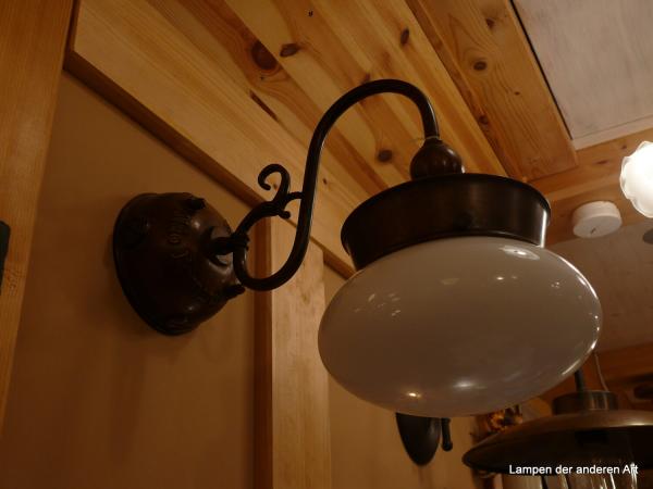 Wandleuchte Aldo Bernadi Serie Roggia aus Messing und Kupfer patiniert, Schirm weiß opal