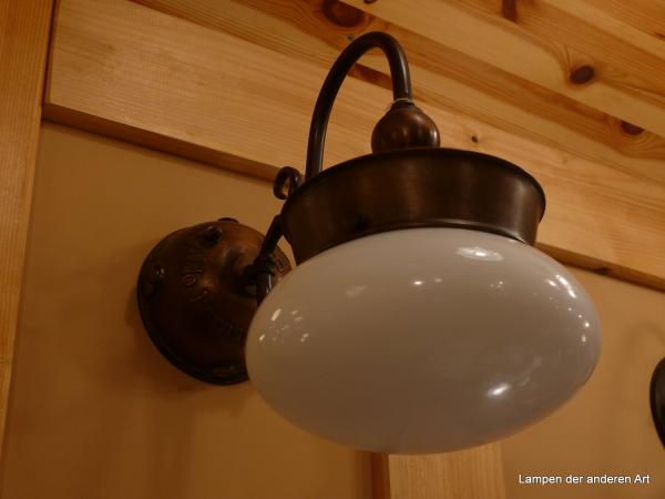 Wandleuchte Aldo Bernadi Serie Roggia aus Messing und Kupfer patiniert, Schirm weiß opal, seitlich