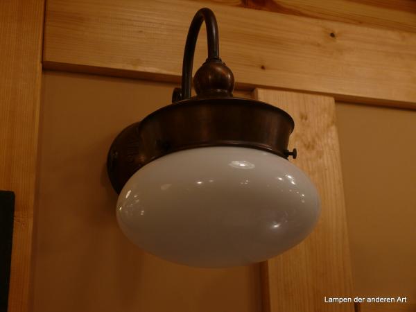Wandleuchte Aldo Bernadi Serie Roggia aus Messing und Kupfer patiniert, Schirm weiß opal, von vorn